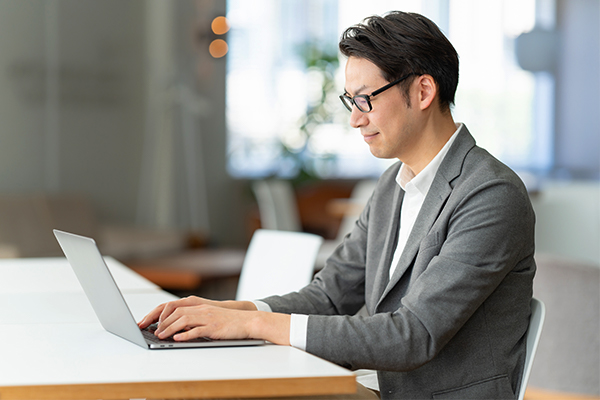 もちろん発注手数料は無料！手軽に業界の「ホンモノ」に仕事を依頼できます。